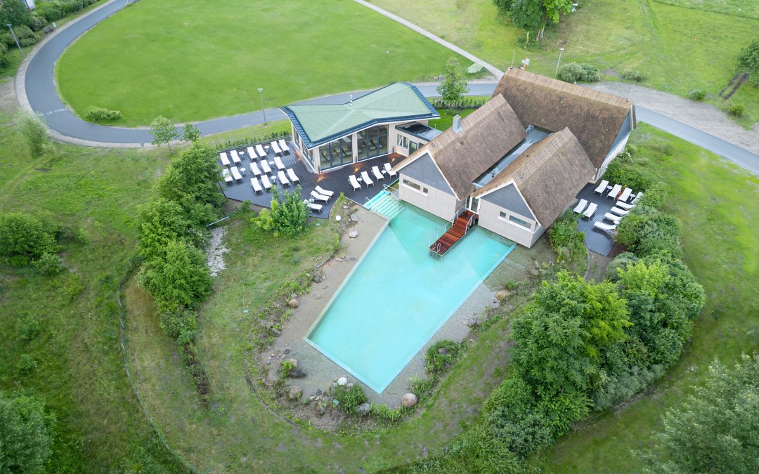 2024-05-BEECH-Plau-Drohne-Luftaufnahme-WALD-SPA-Naturbadeteich, © BEECH Resort Plauer See