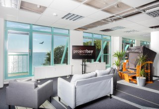 Lounge-Bereich mit Panoramablick auf das Meer, ideal f&uuml;r entspannte Pausen oder informelle Meetings. // &copy; Project Bay