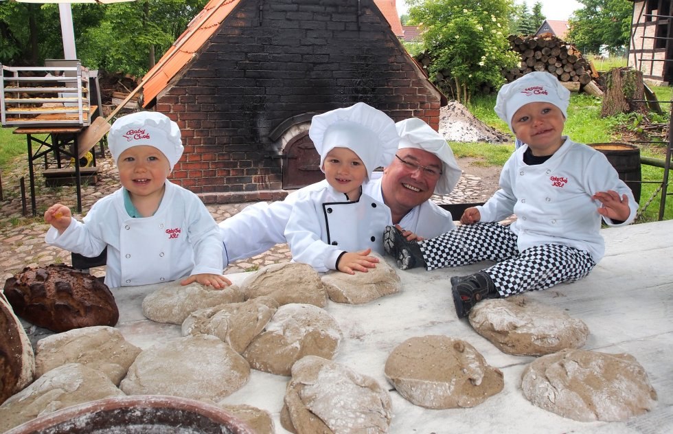 Kinderen kunnen proberen te bakken // © Freilichtmuseum Klockenhagen Kinderen kunnen proberen te bakken // © Freilichtmuseum Klockenhagen