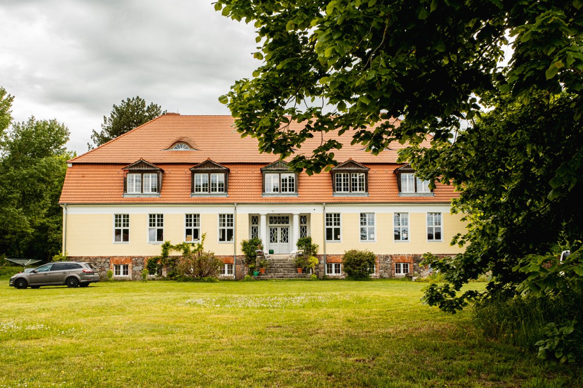 Buitenaanzicht van het landhuis Battinsthal // © Lars Schönherr Buitenaanzicht van het landhuis Battinsthal // © Lars Schönherr