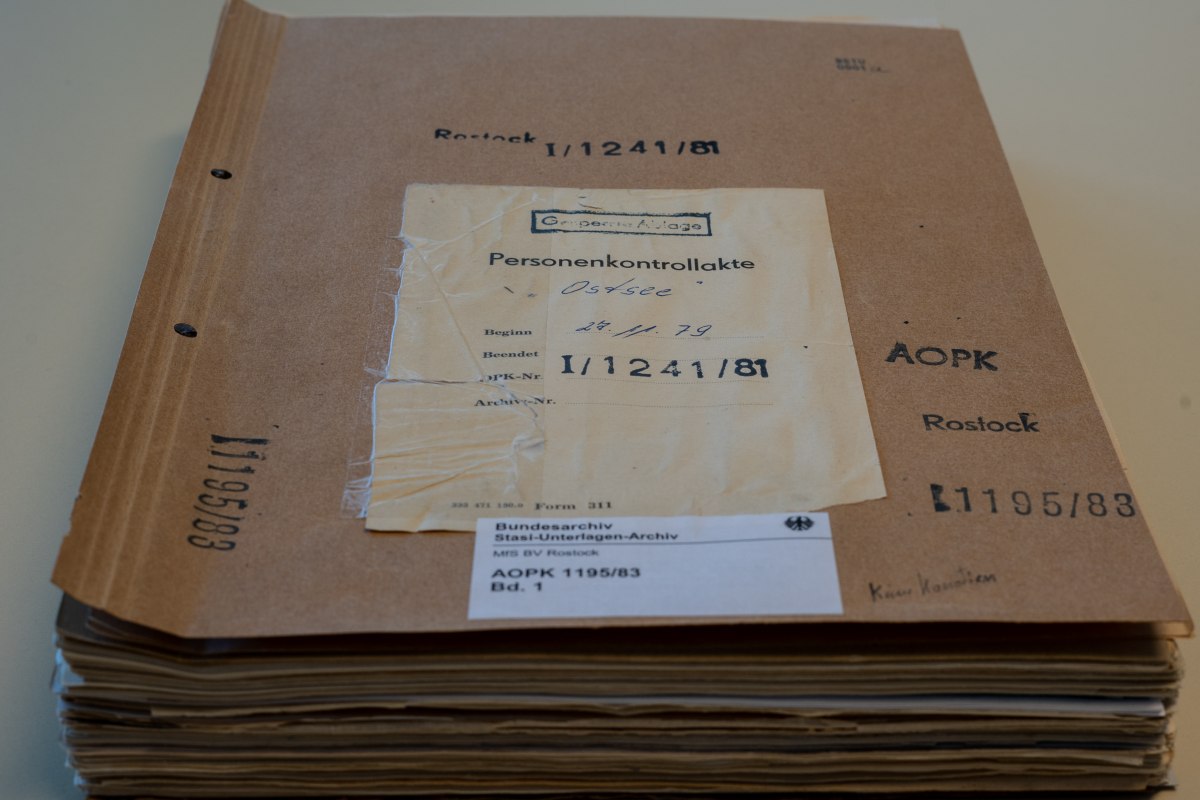 Ein Aktenordner mit der Aufschrift Personenkontrollakte "Ostsee" // &copy; Bundesarchiv - Stasi-Unterlagen-Archiv Rostock