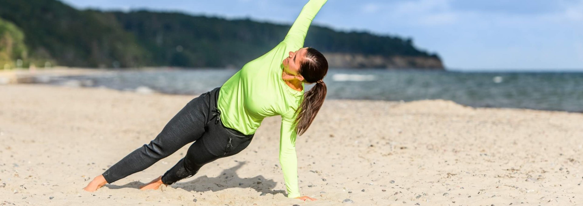 Lateral support with arm raises addresses muscles throughout the body., &copy; TMV/Tiemann