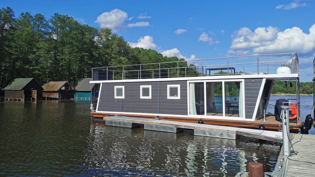 Luxury houseboat Lydia for 6 people, license-free, © Smobilia GmbH & Co. KG Luxury houseboat Lydia for 6 people, license-free, © Smobilia GmbH & Co. KG