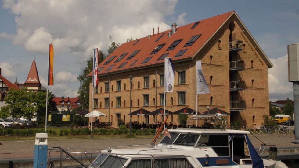 Hotel "Alter Kornspeicher" w porcie miejskim w Neustrelitz // © Alter Kornspeicher Hotel "Alter Kornspeicher" w porcie miejskim w Neustrelitz // © Alter Kornspeicher