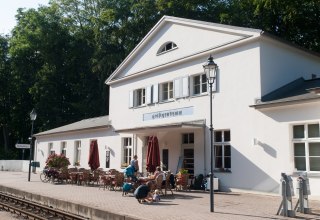 Bahnhof mit Gleisen // © Frank Burger Bahnhof mit Gleisen // © Frank Burger