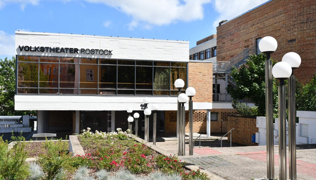 Dziedziniec i główne wejście, © Volkstheater Rostock/Dorit Gätjen