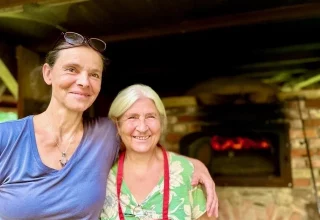 Sabine Warncke (left) and Dorothee Weckmüller (right) in front of the clay oven at the Gnevsdorf Clay Museum // © H.Miska Sabine Warncke (left) and Dorothee Weckmüller (right) in front of the clay oven at the Gnevsdorf Clay Museum // © H.Miska