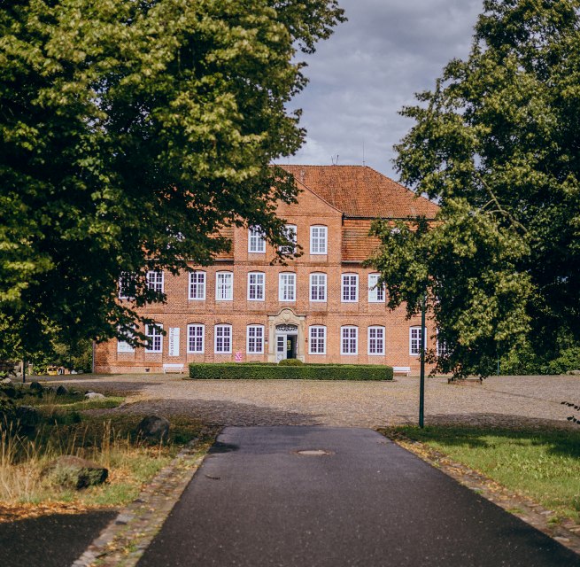 Au&szlig;enansicht K&uuml;nstlerhaus Schloss Pl&uuml;schow // &copy; Schloss Pl&uuml;schow