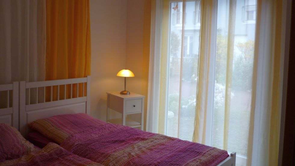 Sypialnia z widokiem na mieszkanie gościnne Annerose, © T. P. Krumbiegel