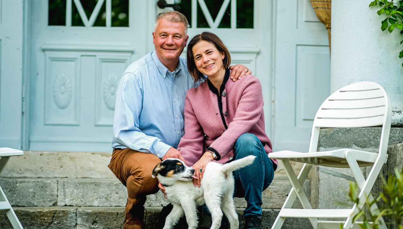 The hosts in front of the manor house, © Lars Schönherr