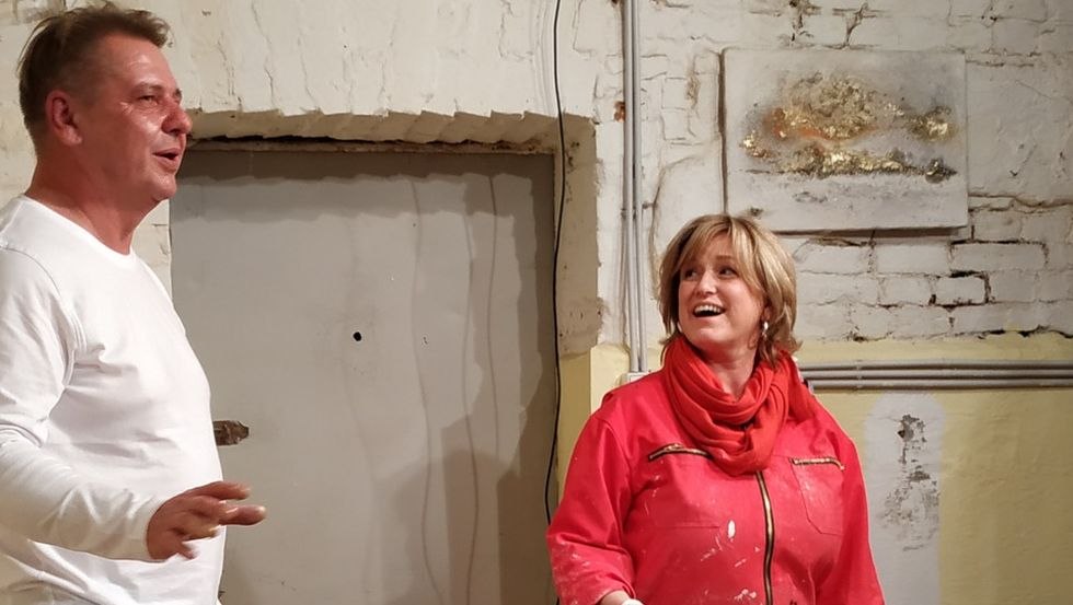 Sarah Pawlowski and Alf Wandenelis show a special technique with which they create their paintings with R&uuml;gen chalk and pigments., &copy; Catrin Freuschle