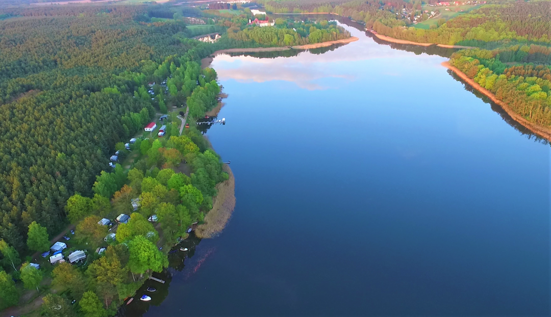 Widok na jezioro Gobenow i kemping od strony zachodniej., © Gerd Lopp