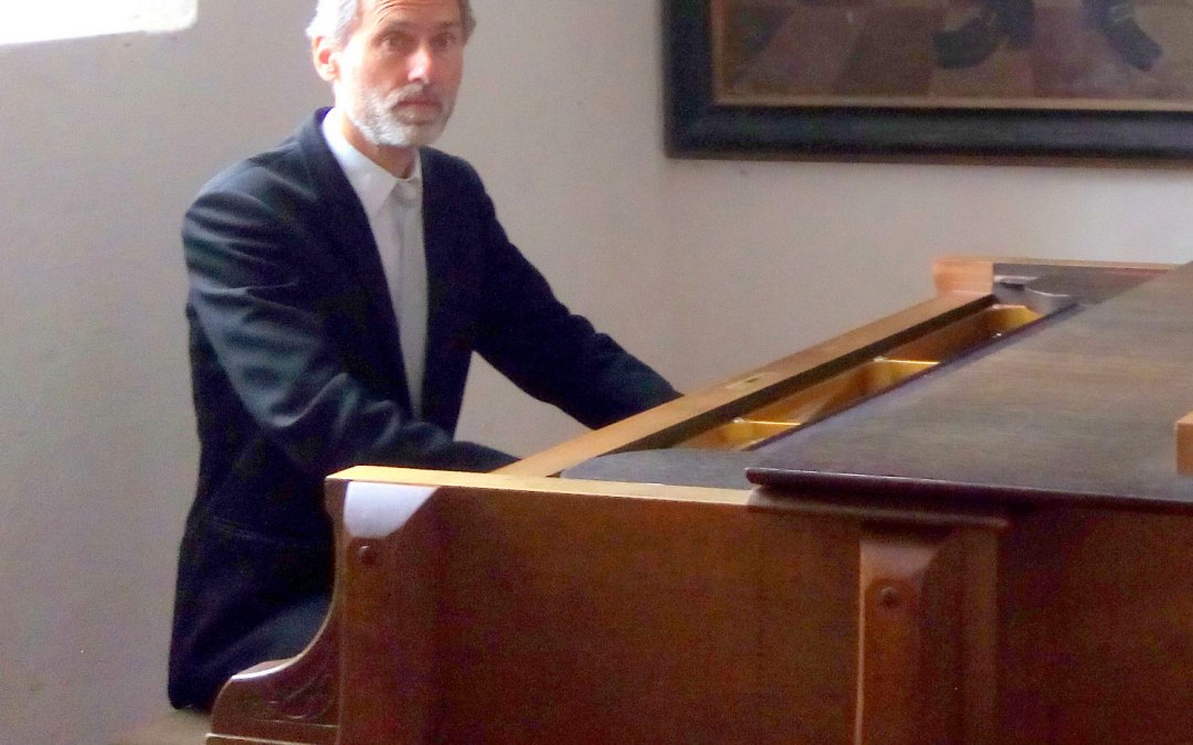 Alex Bergstedt at the concert grand piano in Sagard, © Alex Bergstedt