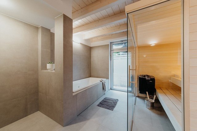 Ontspan in je eigen wellnessbad met sauna en whirlpool., © Ulrike Gerasch/Elena Krämer
