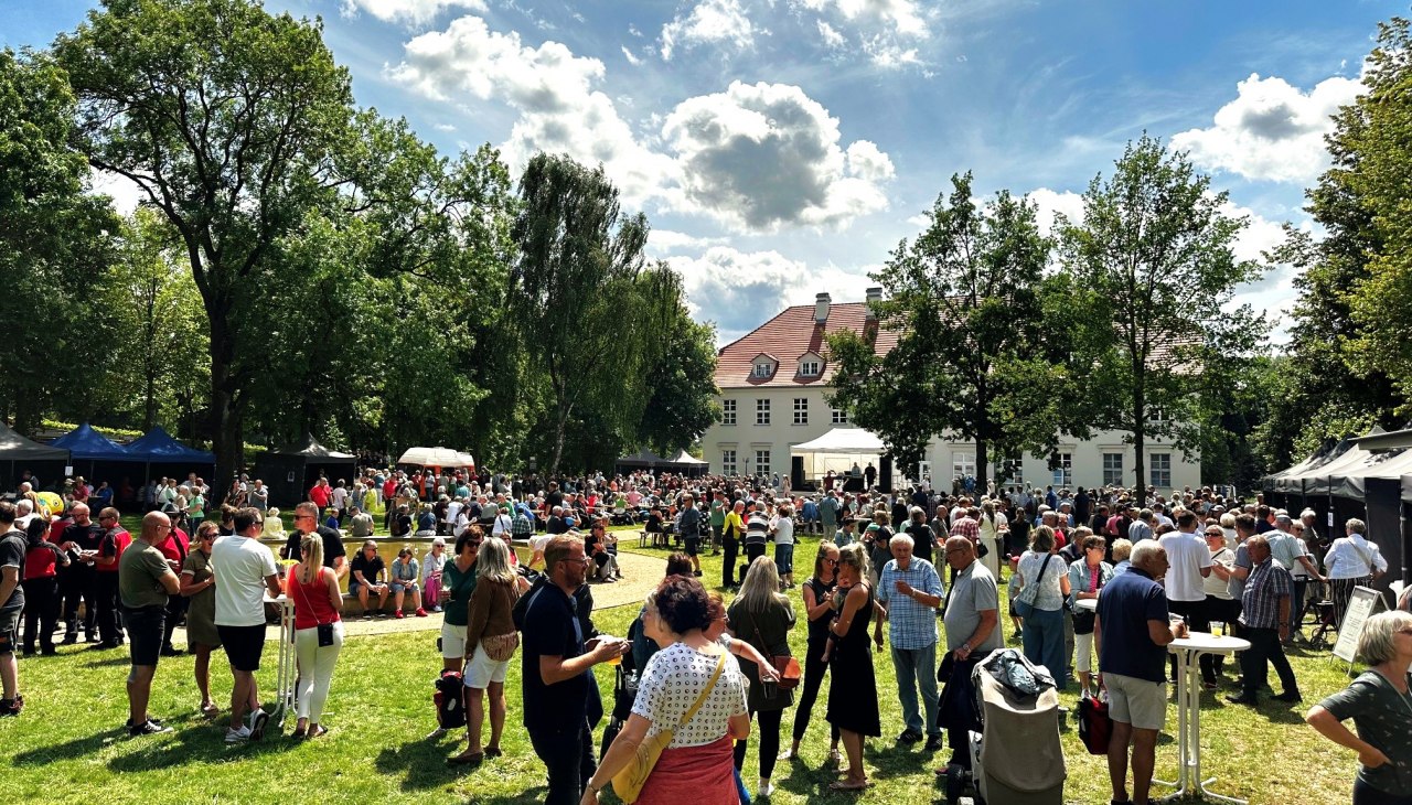 Rattey Kasteel Wijn Bloesem Festival 2024, © Weingut Schloss Rattey | Inselmühle Usedom GmbH Rattey Kasteel Wijn Bloesem Festival 2024, © Weingut Schloss Rattey | Inselmühle Usedom GmbH