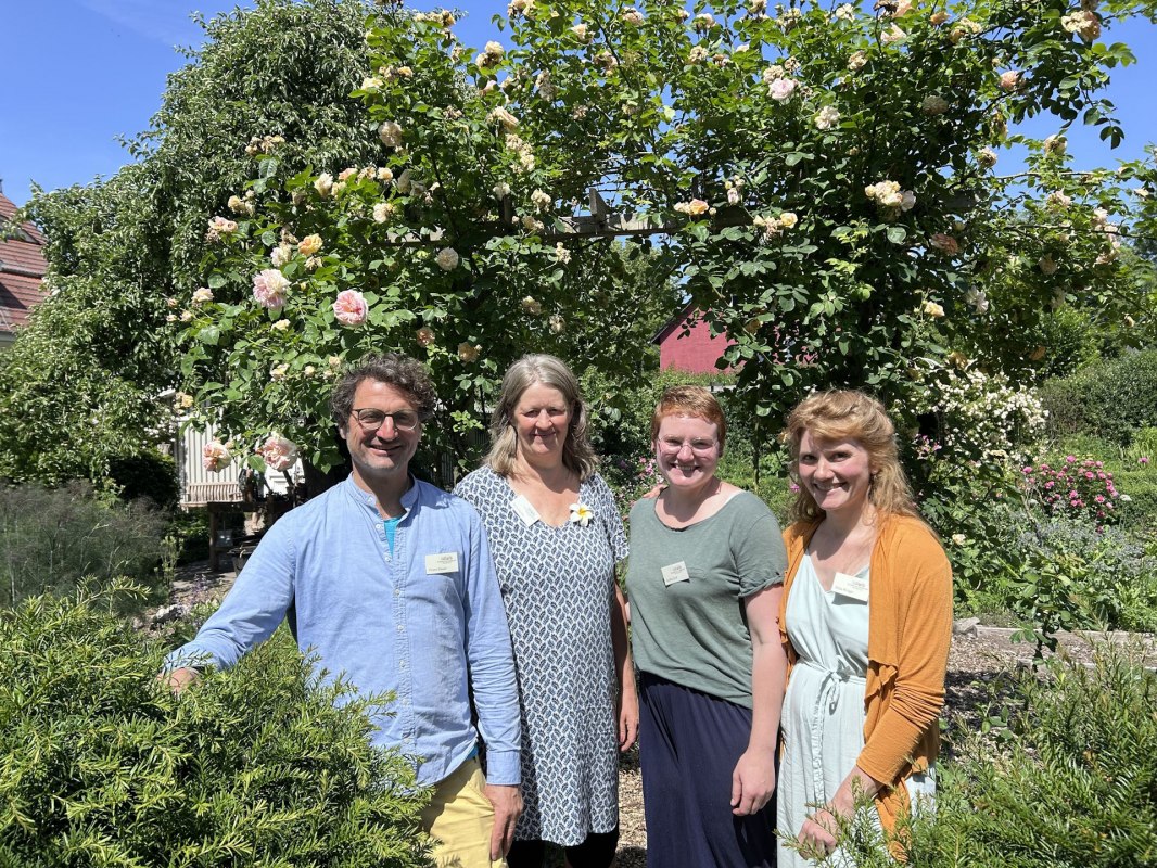 Het team van tuinmannen staat klaar om je vragen te beantwoorden. // © Kloster Saunstorf Het team van tuinmannen staat klaar om je vragen te beantwoorden. // © Kloster Saunstorf