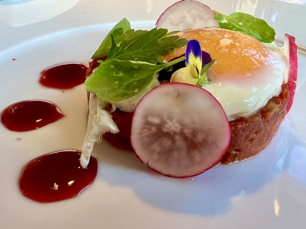 Tatar mit Ei, &copy; HofWirtschaft Fleesensee Resort & Spa