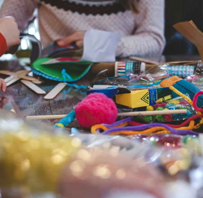 Afternoon of handicrafts (symbolic photo), © Foto von Sigmund auf Unsplash
