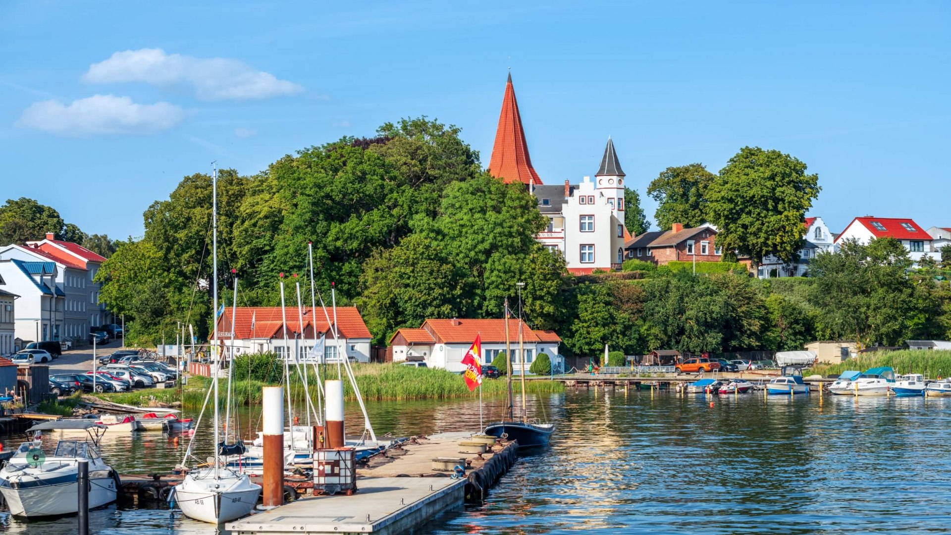Schilderachtig gelegen aan de andere oever van de Strelasund: Altefähr met St. Nikolai, © TMV/Tiemann