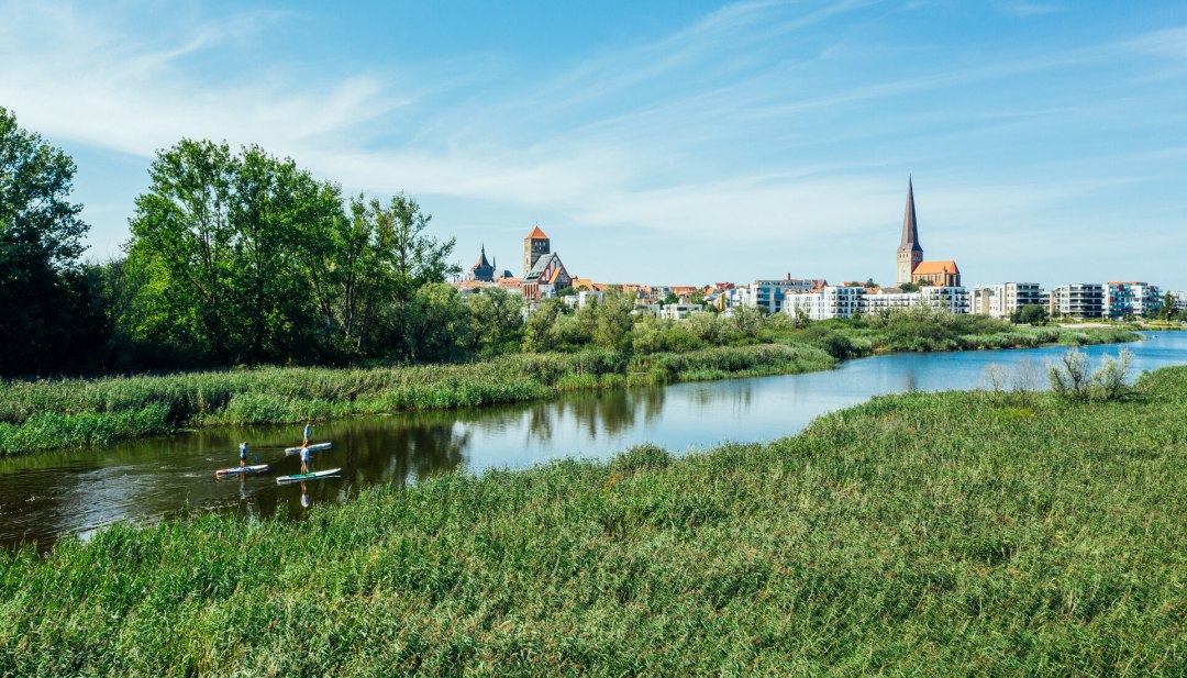 Stad en natuur in één oogopslag op de Warnow in Rostock. // © MV-T/Gänsicke Stad en natuur in één oogopslag op de Warnow in Rostock. // © MV-T/Gänsicke