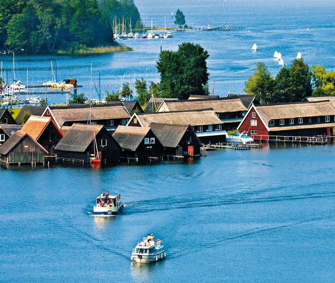 Eingebettet in einer wunderschönen Wald-und Seenlandschaft erscheint die Röbeler Bucht mit ihren kleinen Fischerhäuschen und Segelbooten // © MV-T/Kuhnle Tours Eingebettet in einer wunderschönen Wald-und Seenlandschaft erscheint die Röbeler Bucht mit ihren kleinen Fischerhäuschen und Segelbooten // © MV-T/Kuhnle Tours