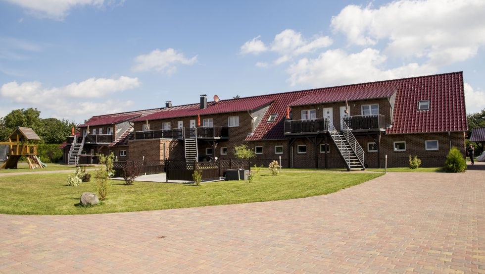 Uitzicht op de vakantiewoningen van vakantieboerderij Mirow, © Ferienhof Mirow/Mewes