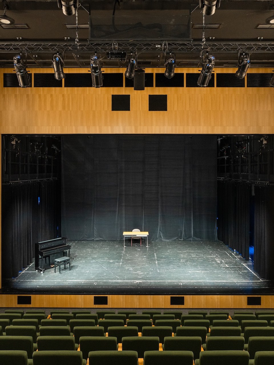 De theaterzaal van de Kulturmühle in Parchim - Een moderne theaterzaal met lege stoelen en een eenvoudig podium.
