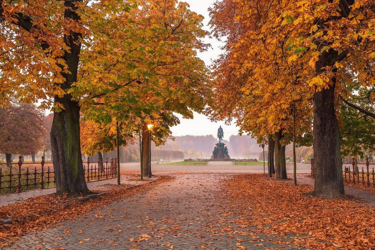 Schwerin Palace Garden in autumn // &copy; SSGK MV / Timm Allrich