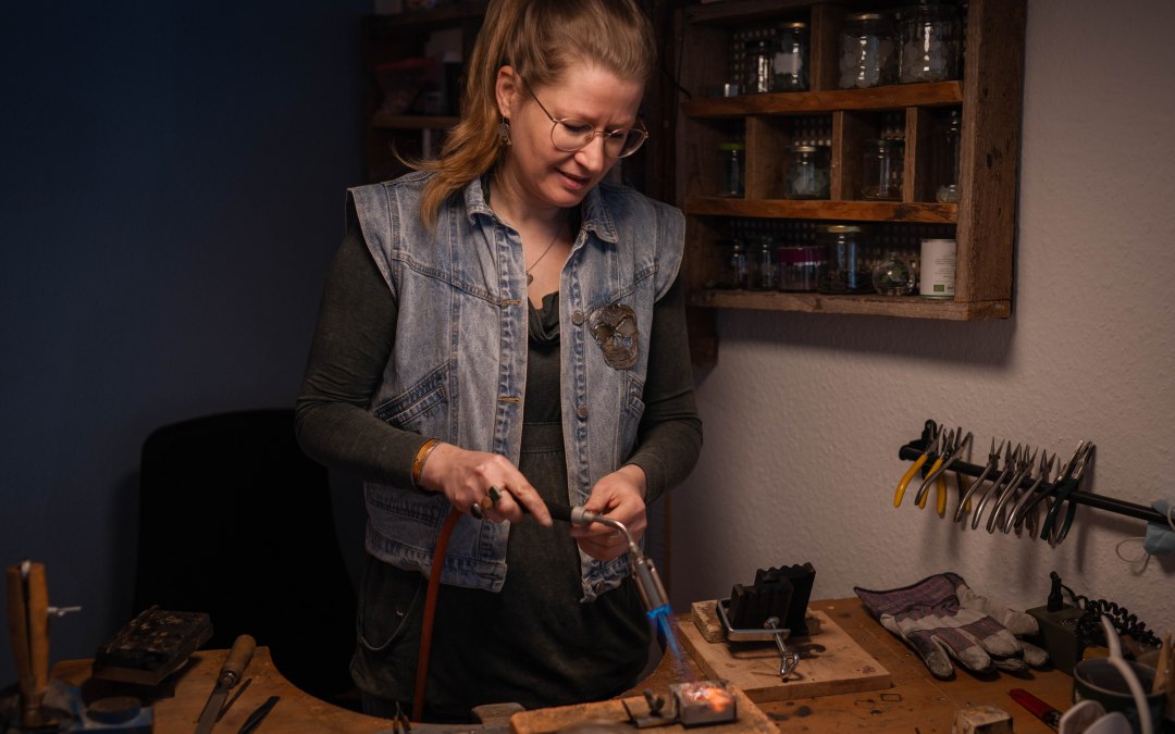 Jewelry Redesign: I melt down your old gold and use it to create a new piece of jewelry for you., © Jessica Bröckl