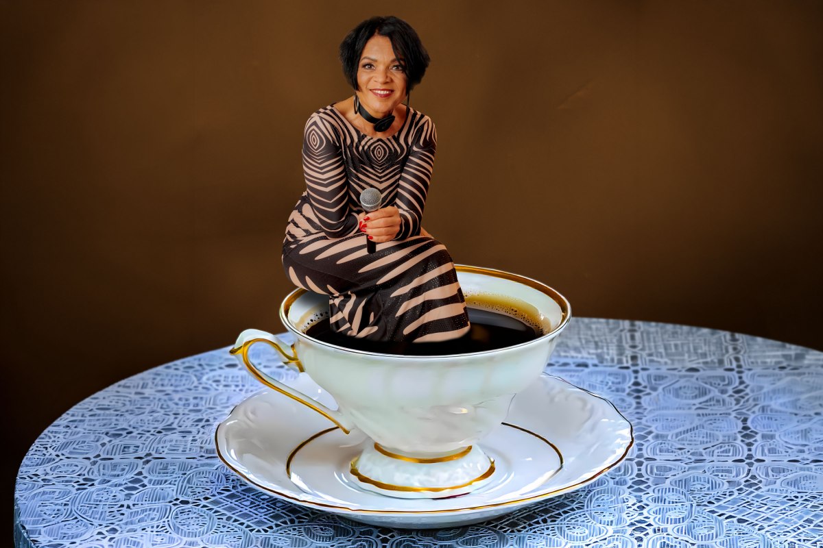 Staged with a touch of humor: Jacqueline Boulanger is a singer and judge on the show “Search for Grandma’s Most Beautiful Coffee Set!” // © Herrenhaus Brookhusen Staged with a touch of humor: Jacqueline Boulanger is a singer and judge on the show “Search for Grandma’s Most Beautiful Coffee Set!” // © Herrenhaus Brookhusen