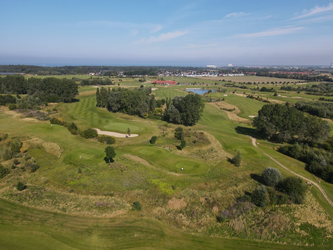 Pole golfowe Warnem&uuml;nde_od pasa 5 do budynku klubowego, &copy; Golfanlage Warnem&uuml;nde