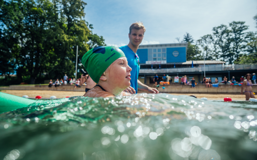 2025-01-27 10_48_30-Schwimmen lernen am Glambecker See in Neustrelitz __ Learn to swim at the Glambe, © TMV/ Tiemann & Gänsicke