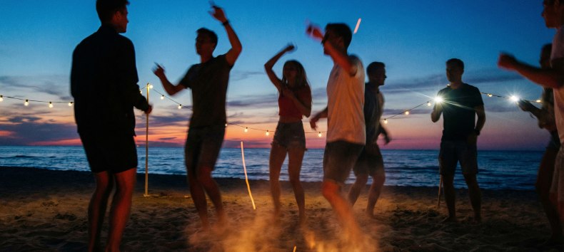 DJ-Set am Strand zum Sonnenuntergang // © KI-generiert DJ-Set am Strand zum Sonnenuntergang // © KI-generiert