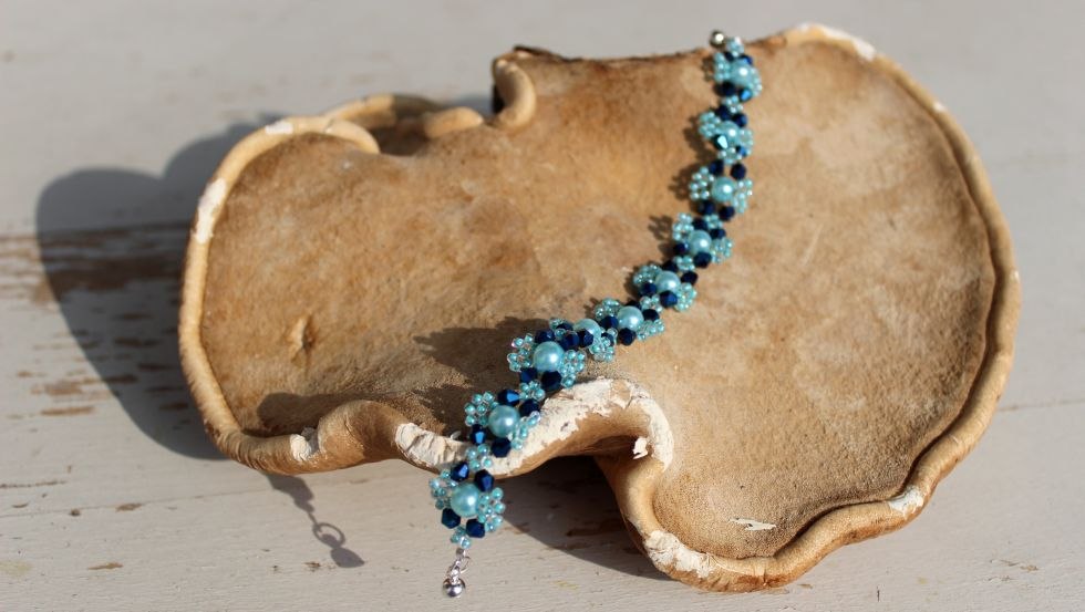 Bransoletka, nawleczona z różnych szklanych koralików, © Steffi Grützmacher