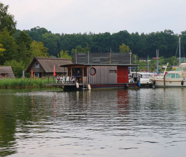 Een woonboot ligt aangemeerd op de Heidensee in Schwerin. De Heidensee ligt tussen de Schweriner See en de Ziegelsee., © TMV/Sebastian Hugo Witzel