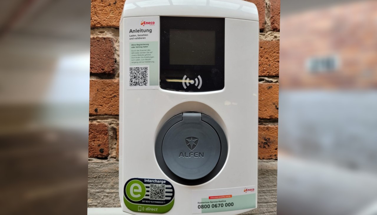 Parking ze stacją ładowania samochodów elektrycznych przy muzeum morskim, © TZ HST