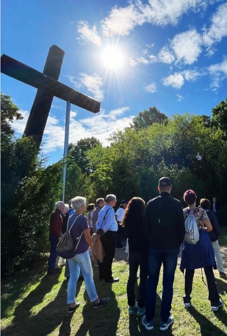 Group on a guided tour in front of the entrance to the Fünfeichen memorial site, © Vier-Tore-Stadt Neubrandenburg Group on a guided tour in front of the entrance to the Fünfeichen memorial site, © Vier-Tore-Stadt Neubrandenburg