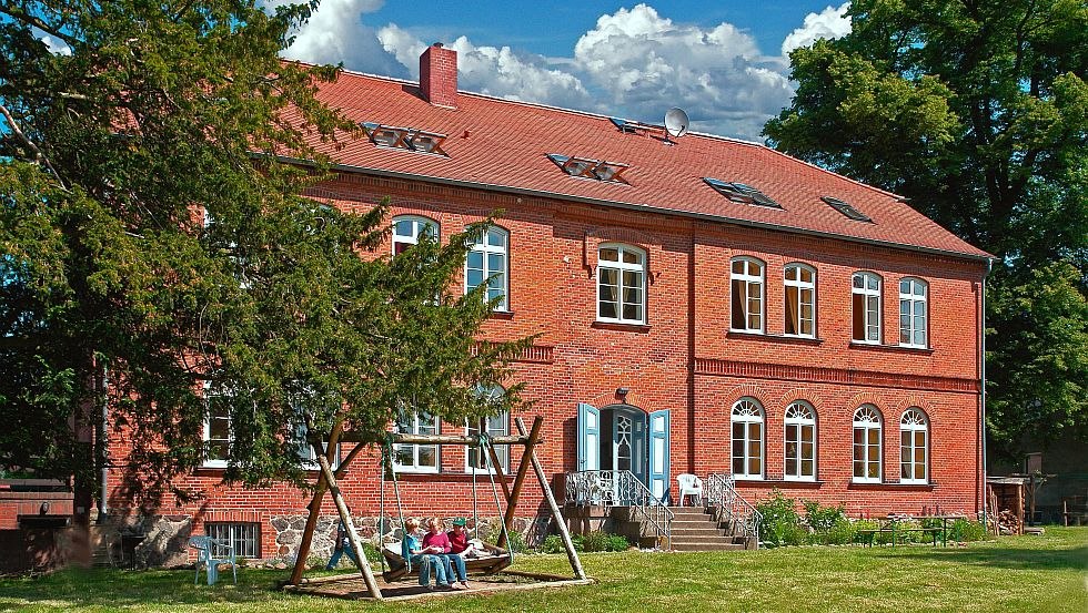Het moderne conferentie- en jeugdgasthuis Meetzen was oorspronkelijk een landhuis // © Alte Schule e.V. Het moderne conferentie- en jeugdgasthuis Meetzen was oorspronkelijk een landhuis // © Alte Schule e.V.