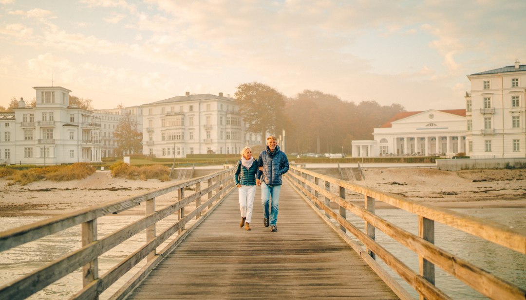 In 1793 stichtte Friedrich Franz I de eerste Duitse badplaats: Heiligendamm. Vandaag de dag trekken de witte kuurvilla's en het Grand Hotel Heiligendamm elk jaar duizenden bezoekers. Het beste uitzicht op het classicistische ensemble heb je vanaf de pier. In 1793 stichtte Friedrich Franz I de eerste Duitse badplaats: Heiligendamm. Vandaag de dag trekken de witte kuurvilla's en het Grand Hotel Heiligendamm elk jaar duizenden bezoekers. Het beste uitzicht op het classicistische ensemble heb je vanaf de pier.