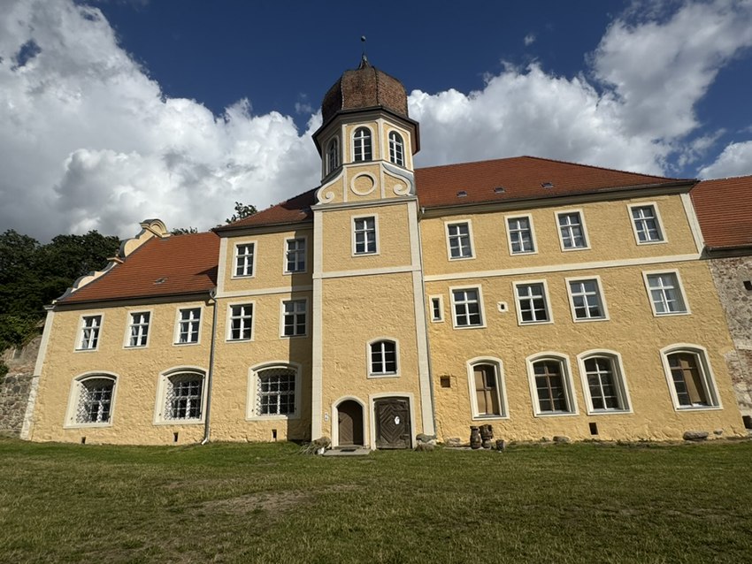 Kasteel Spantekow met een nieuw, gerenoveerd deel van de gevel // © Annegret Von Harnier Kasteel Spantekow met een nieuw, gerenoveerd deel van de gevel // © Annegret Von Harnier