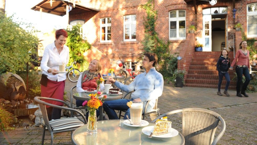 Gasten drinken buiten koffie, © TMV/Foto@Andreas-Duerst.de