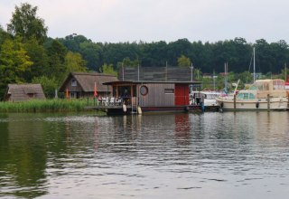 Een woonboot ligt aangemeerd op de Heidensee in Schwerin. De Heidensee ligt tussen de Schweriner See en de Ziegelsee., © TMV/Sebastian Hugo Witzel