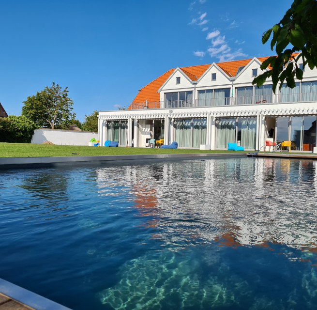 Bio Pool mit Aussenansicht // &copy; Hiddenseezimmer
