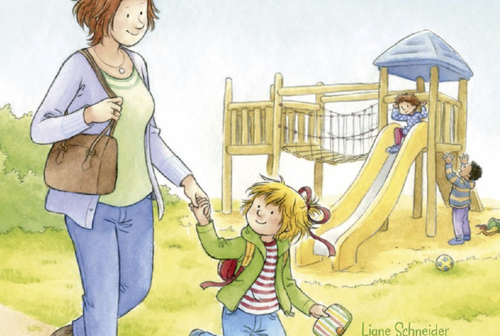 Conni and her mother are walking to preschool together. Sonni is holding her hand. In the background, children are shown on a jungle gym. // &copy; Stadtbibliothek Stralsund