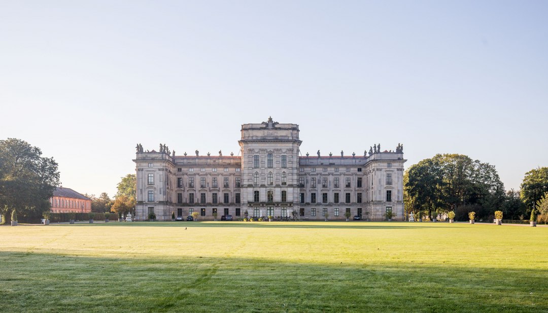 Barok paleis Ludwigslust met paleistuin en gazon in Mecklenburg-Vorpommern. // Het barokke paleis Ludwigslust rijst majestueus op achter uitgestrekte gazons. De voormalige residentie van de hertogen van Mecklenburg combineert prachtige architectuur met een historisch paleispark. Een getuigenis van vorstelijke architectuur in het hart van Mecklenburg. // © MV-T/Krauss Barok paleis Ludwigslust met paleistuin en gazon in Mecklenburg-Vorpommern.
