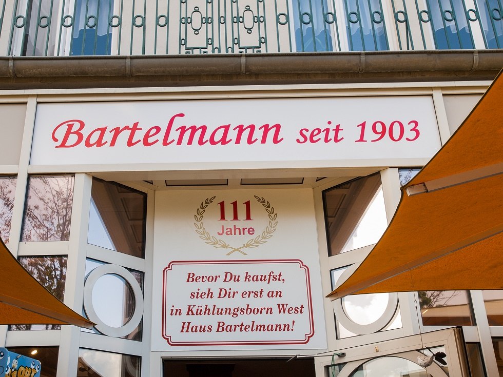 Cutout business sign // &copy; Frank Burger