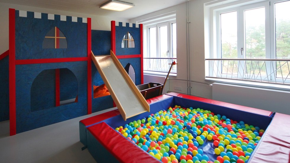 Slecht weer? Geen probleem! Je kunt je helemaal uitleven in de speelkamer met ballenbad., © DJH MV / Danny Gohlke Slecht weer? Geen probleem! Je kunt je helemaal uitleven in de speelkamer met ballenbad., © DJH MV / Danny Gohlke