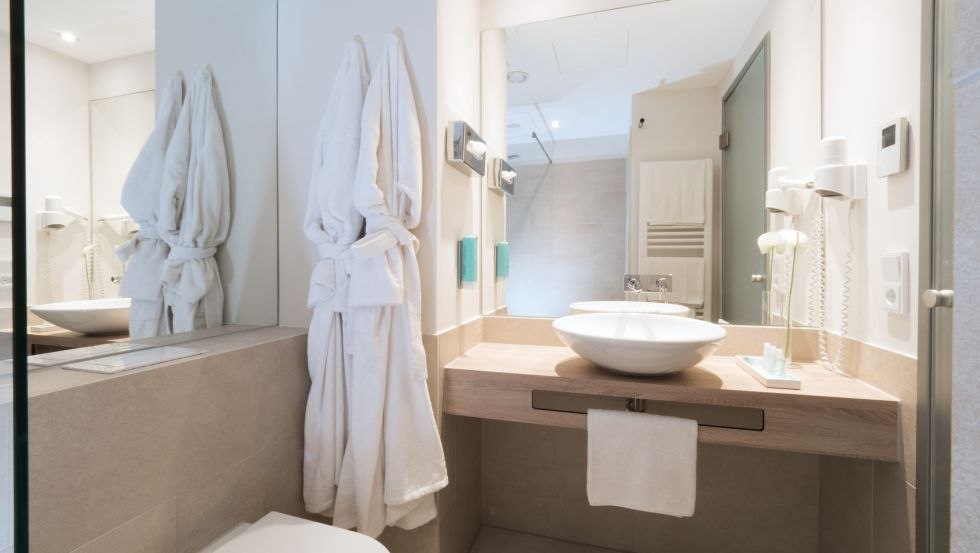 Badkamer van een standaard tweepersoonskamer, © Wonnemar-Resort Wismar