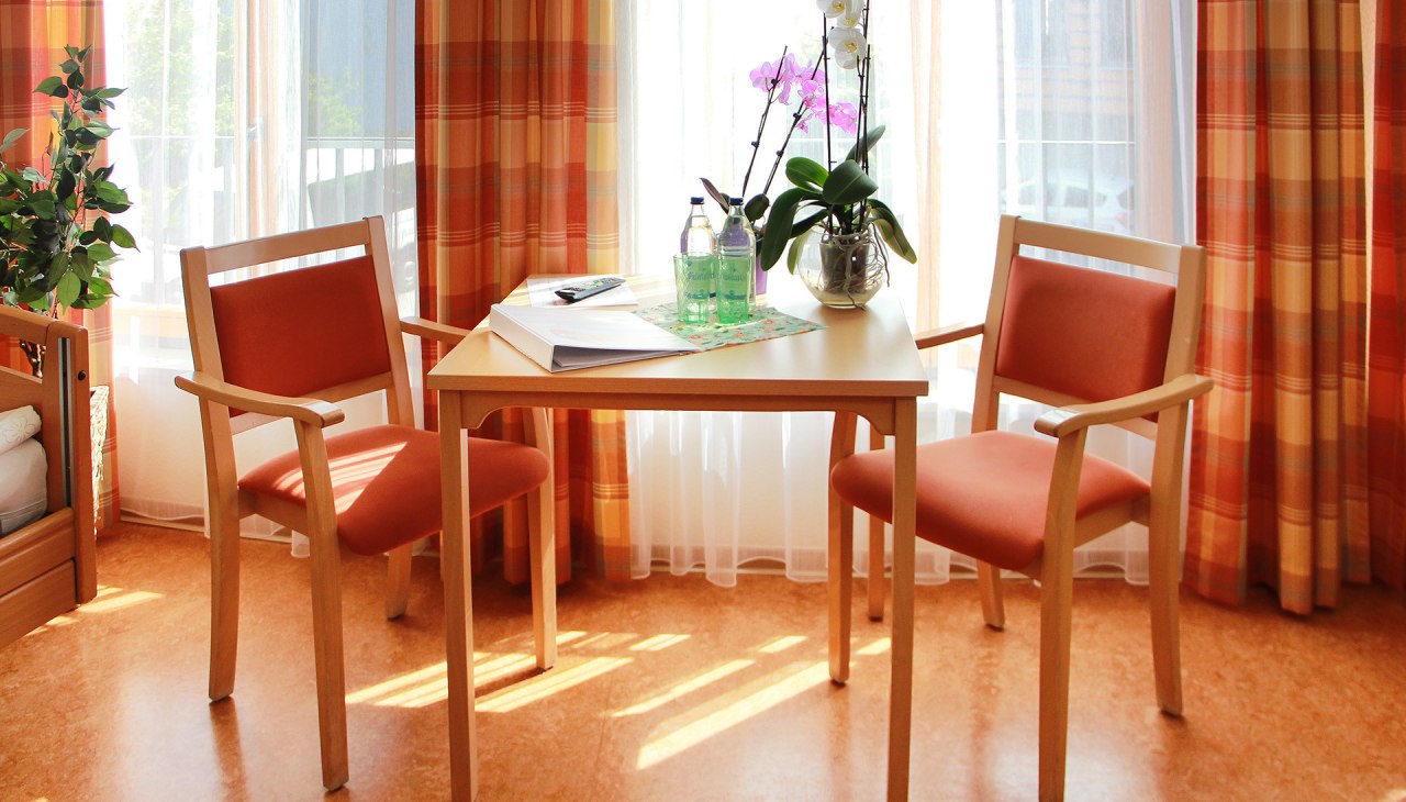 Lichte kamer met zithoek, © Netzwerk für Menschen