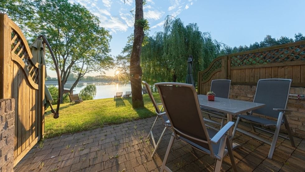 View of the lake from the terrace // &copy; Andre Pretzel